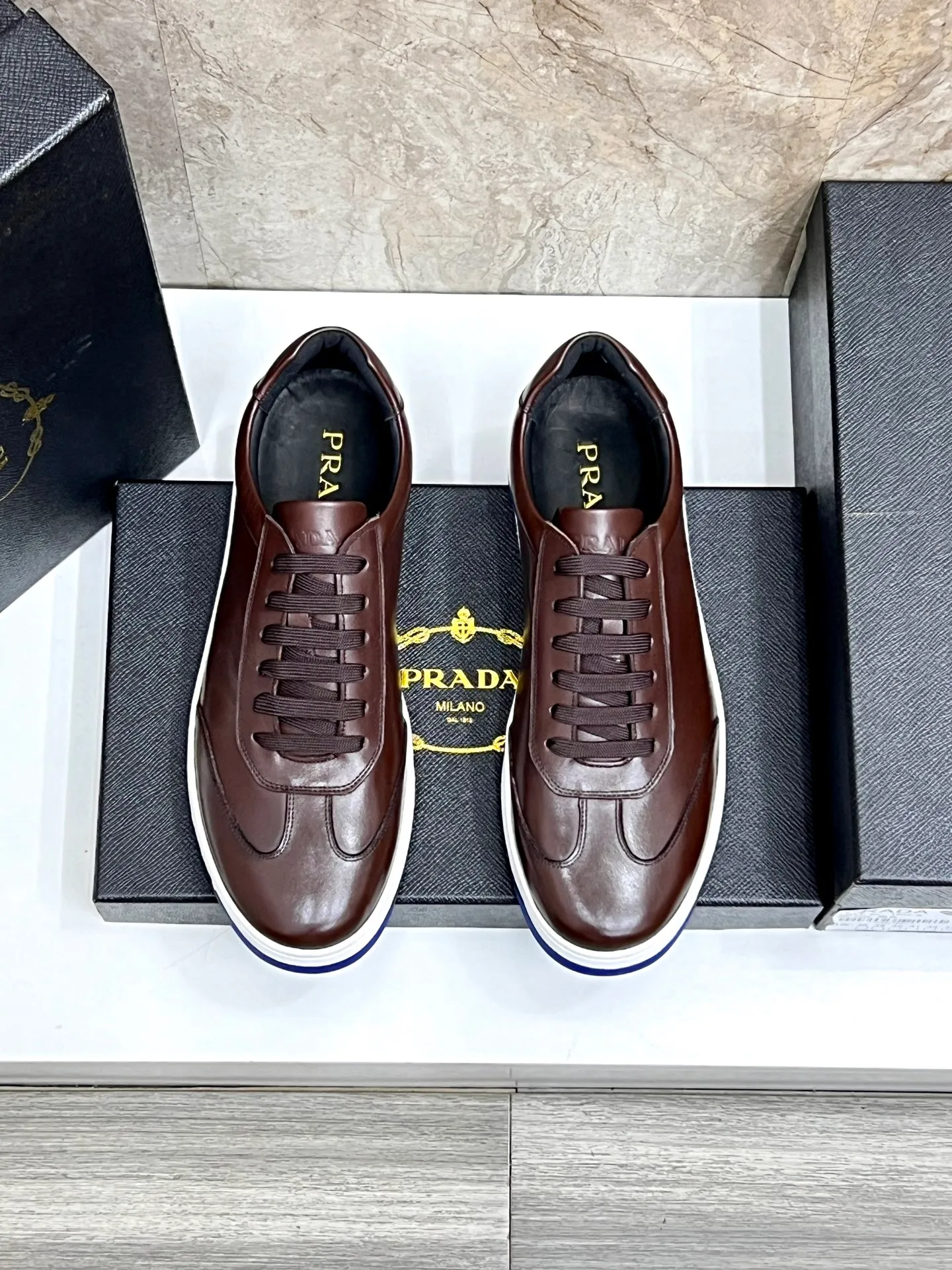 💰620 Prada classic men’s lace-up casual shoes｜Imported cowhide upper｜Layered stitching design on the upper Lightweight and breathable｜Soft and comfortable｜PRADA letters on the side｜Distinctive sporty style Showing the brand style｜Lightweight embossed rubber sole｜With cowhide foot pad lining｜Excellent foot feel Fashionable and elegant｜Size: 38-44 (customized at 45)